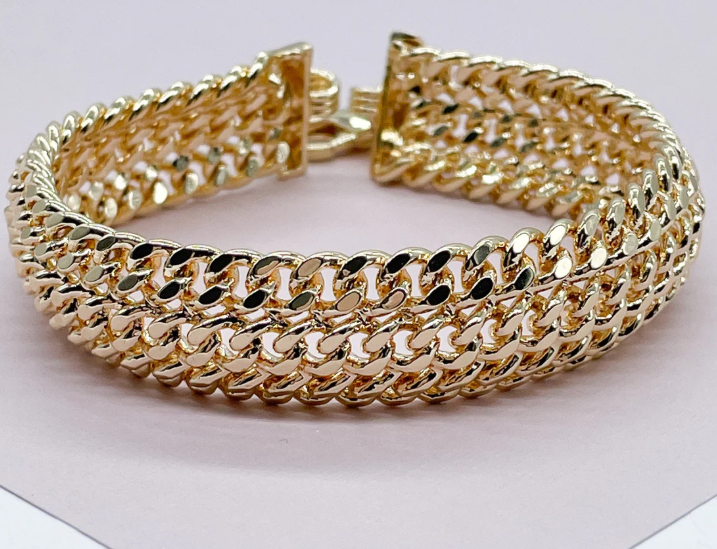 Pulsera gruesa en capas de oro de 18 quilates con tres eslabones cubanos conectados uno al lado del otro