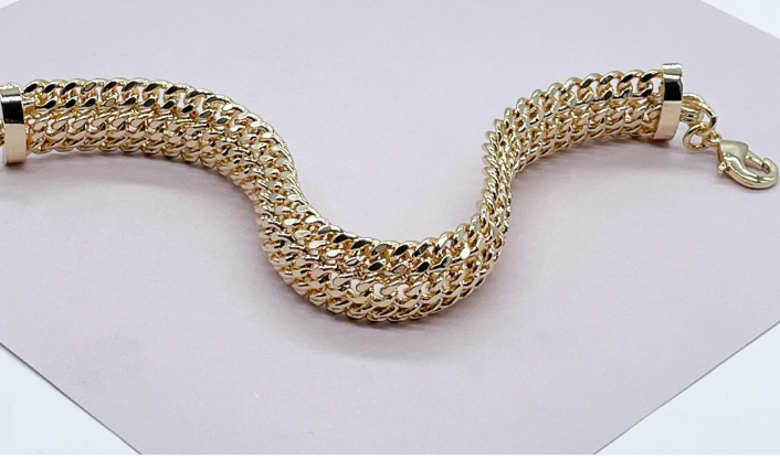 Pulsera gruesa en capas de oro de 18 quilates con tres eslabones cubanos conectados uno al lado del otro
