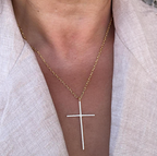 Colgante de cruz de circonita cúbica ultrafina de 1,5 mm bañado en oro de 18 quilates con cadena de clip