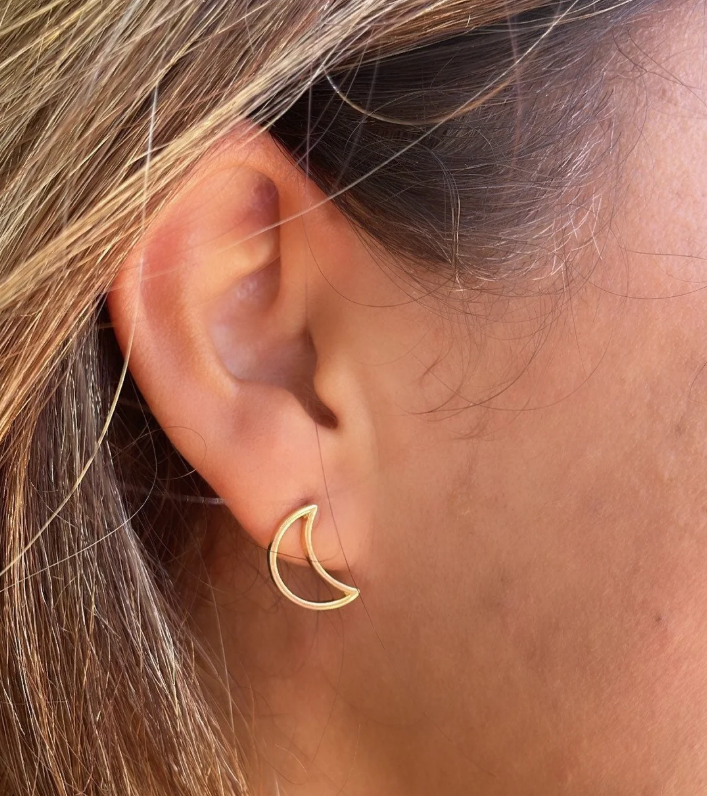 Aretes transparentes en forma de luna rellenos de oro de 18 quilates