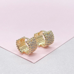 Aros Huggie con circonita cúbica grabada y cuentas anchas bañadas en oro de 18 quilates