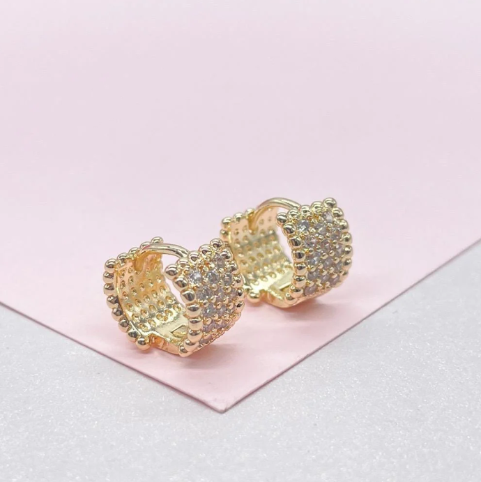 Aros Huggie con circonita cúbica grabada y cuentas anchas bañadas en oro de 18 quilates