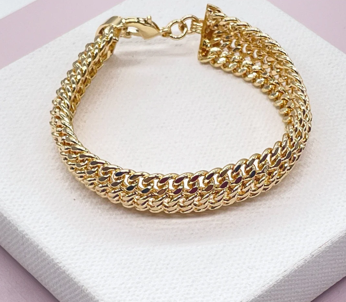 Pulsera gruesa en capas de oro de 18 quilates con tres eslabones cubanos conectados uno al lado del otro