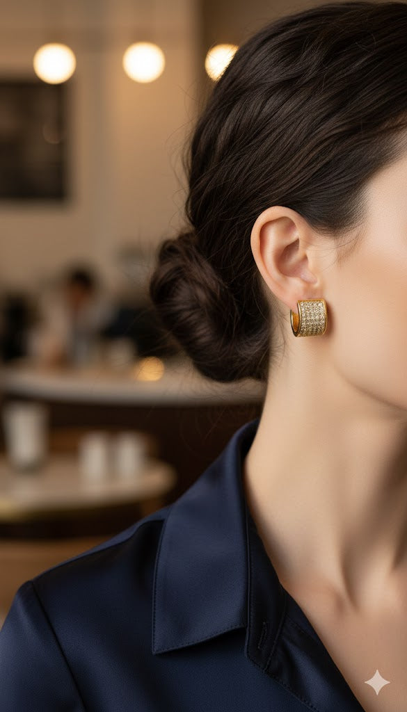 Aros Huggie con circonita cúbica grabada y cuentas anchas bañadas en oro de 18 quilates