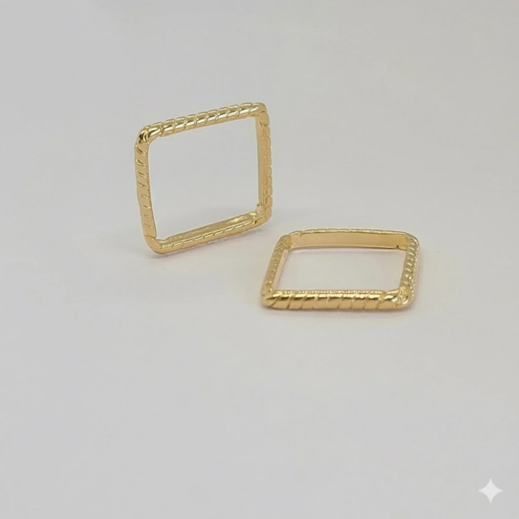 (1-3008-1) Anillo cuadrado tallado en oro laminado - BGF