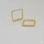 (1-3008-1) Anillo cuadrado tallado en oro laminado - BGF