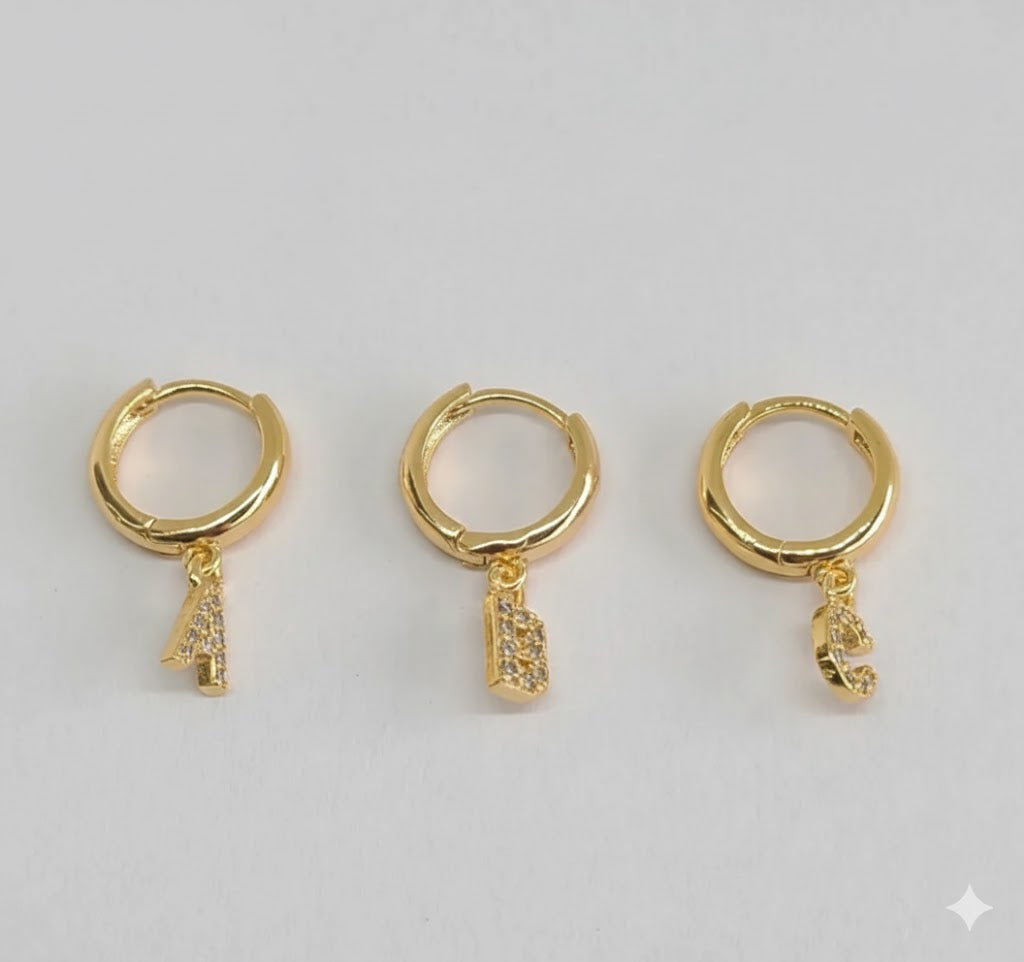 (1-2586) Aros con letras de circonita laminada en oro - BGO