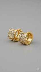 Aros Huggie con circonita cúbica grabada y cuentas anchas bañadas en oro de 18 quilates