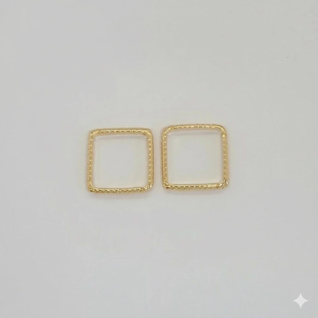 (1-3008-1) Anillo cuadrado tallado en oro laminado - BGF