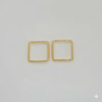 (1-3008-1) Anillo cuadrado tallado en oro laminado - BGF