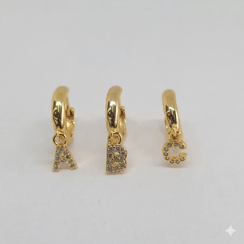 (1-2586) Aros con letras de circonita laminada en oro - BGO
